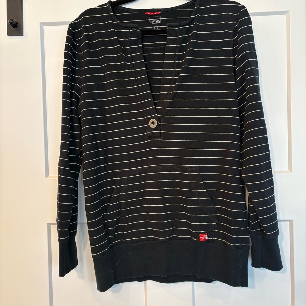 The North Face Women’s Pullover Deep V Striped Top Large